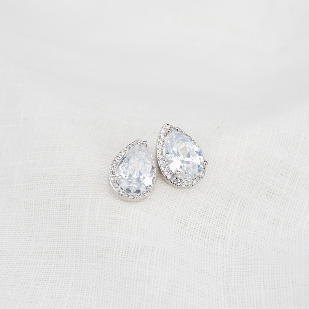 Brinco Gota Cristal com Auréola Cravejada