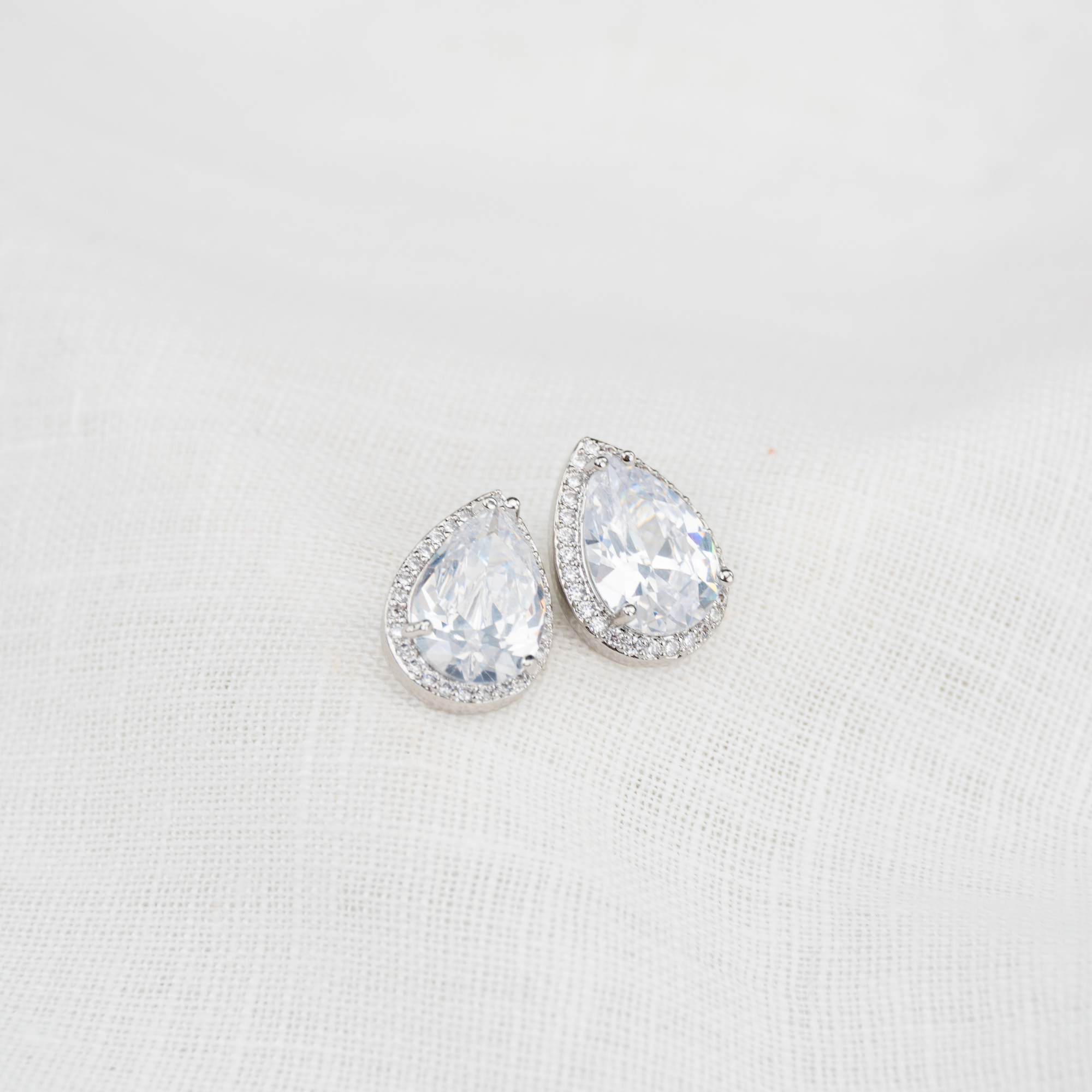 Brinco Gota Cristal com Auréola Cravejada