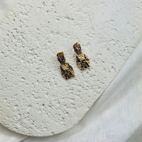 Brinco Cravejado com Peça Texturizada Pendente