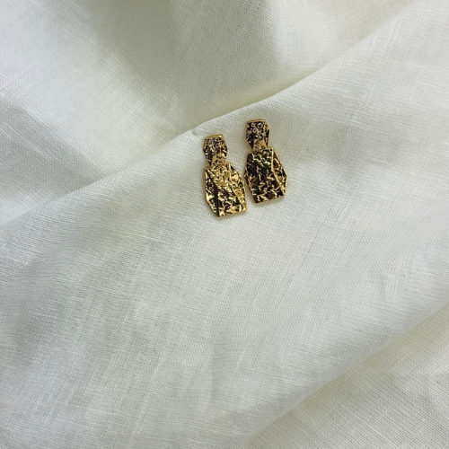 Brinco Cravejado com Peça Texturizada Pendente