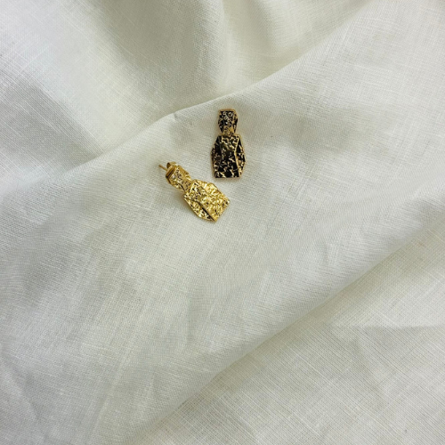 Brinco Cravejado com Peça Texturizada Pendente