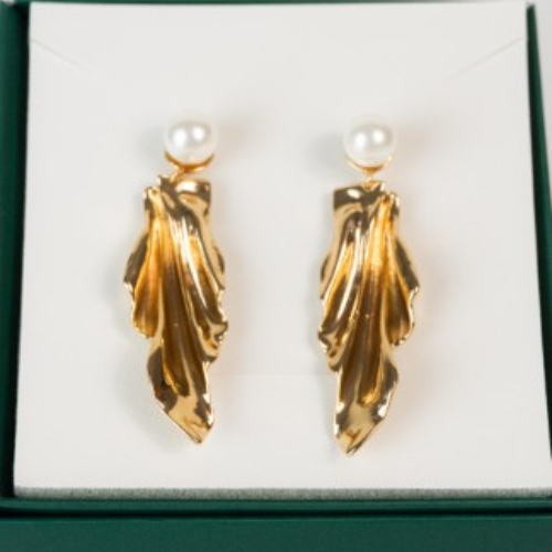 Brinco de Pérola com Peça Pendente Texturizada