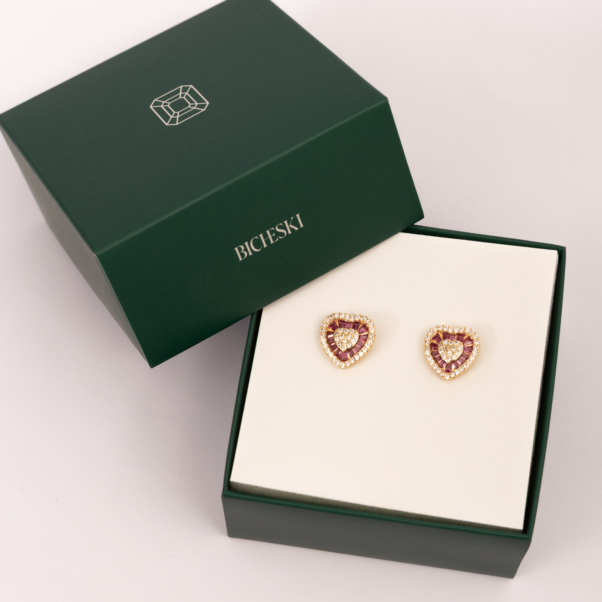 Brinco Coração com Pedra Rosa e Micro Zircônias