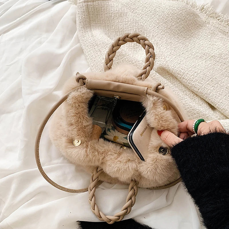 Bolsa Feminina De Pelinho Com Alça Alongada