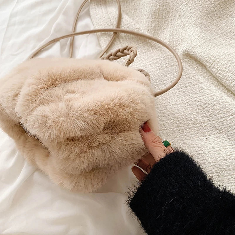 Bolsa Feminina De Pelinho Com Alça Alongada