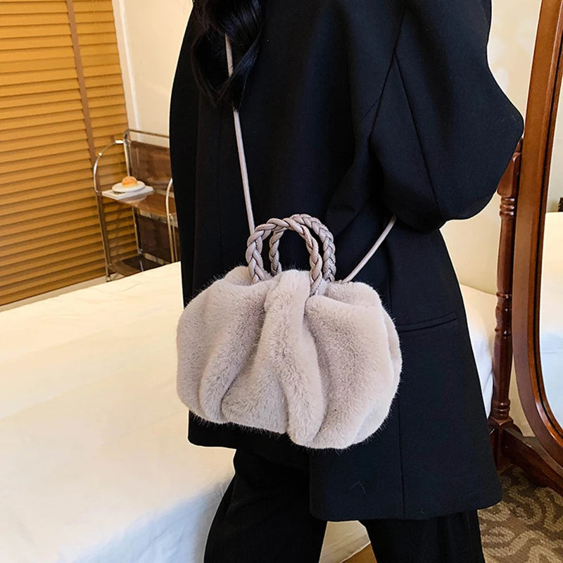 Bolsa Feminina De Pelinho Com Alça Alongada