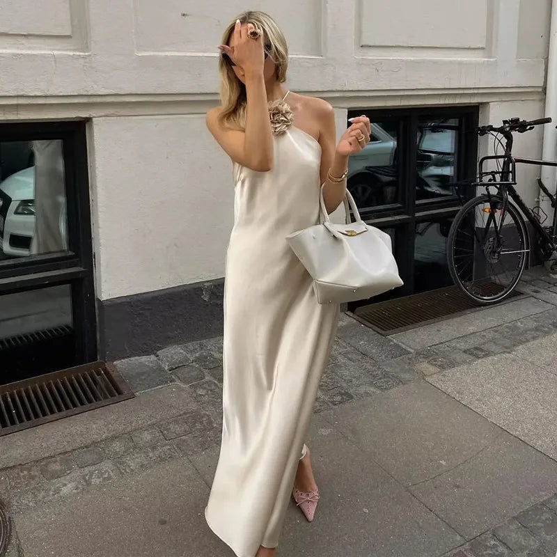 Vestido de Cetim com Detalhe de Flor na Gola