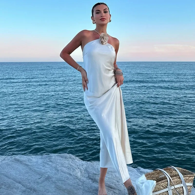 Vestido de Cetim com Detalhe de Flor na Gola